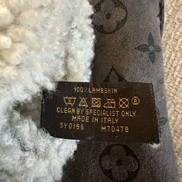 Louis Vuitton Monogram Gloves - Picture 7 of 7